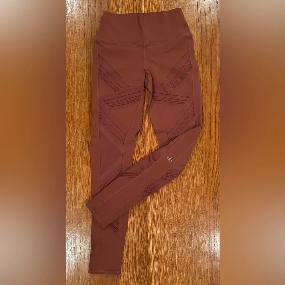 ALO YOGA Ultimate High-Waist Leggings in Earth / Mauve Pink (Moto Paneled)